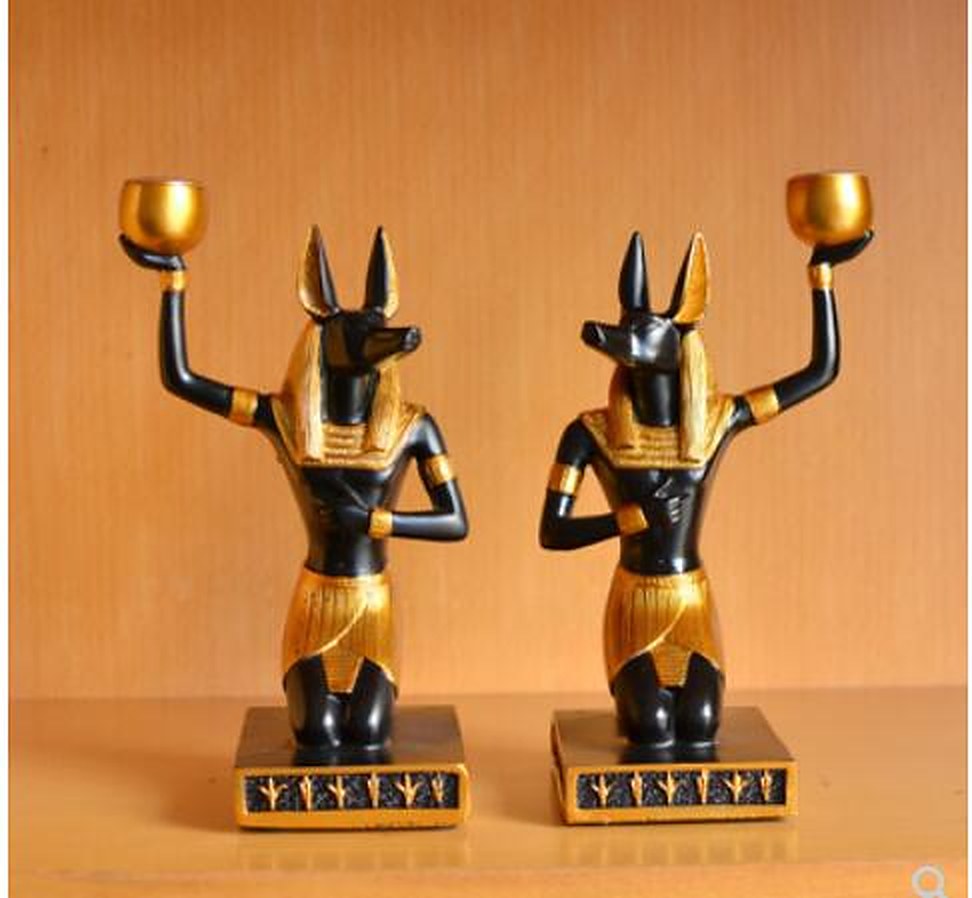 Les deux variantes de la statue Anubis, bras droit ou bras gauche levé