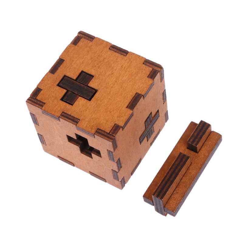Boîte puzzle impossible ouverte avec ses pièces en croix posées à côté