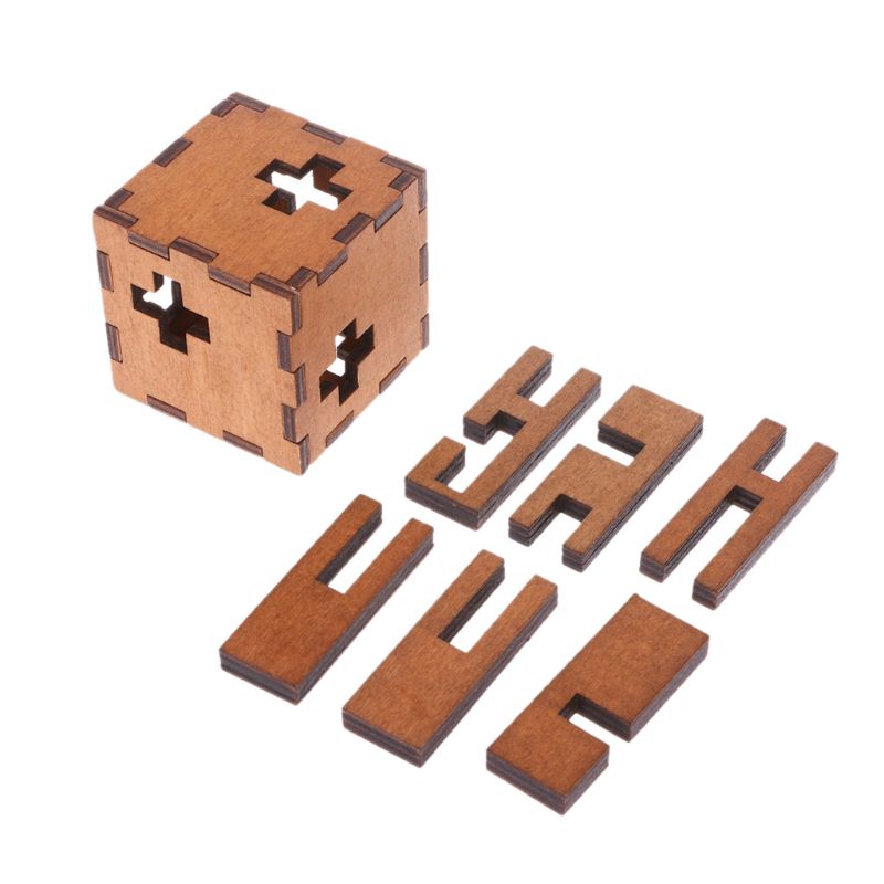 Les pièces en bois du mécanisme de la boîte puzzle impossible, démontées