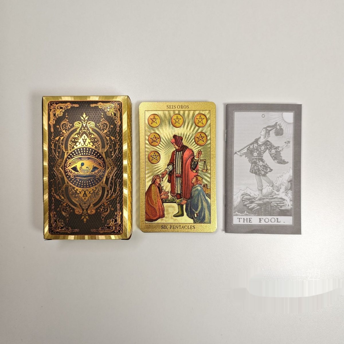 Étui du tarot, carte Six de Deniers en feuille d'or et livret d'accompagnement