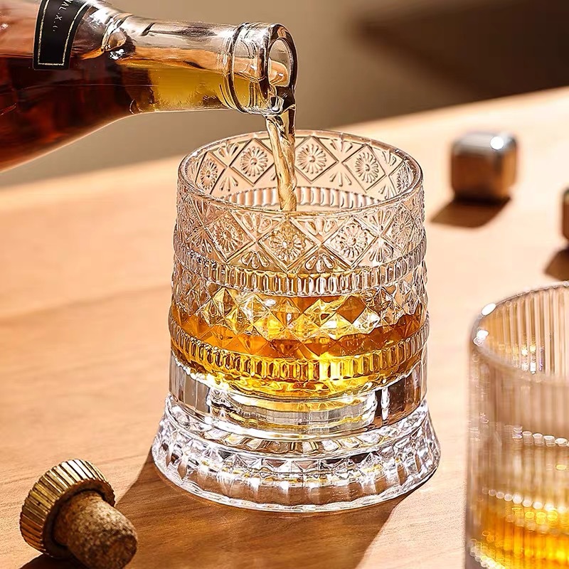 Verre à whisky rotatif 360° en cristal à facettes, Star Diamond — cabinet de curiosités Curiosa